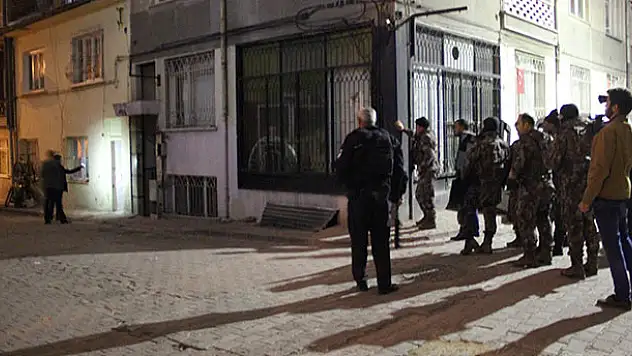 Konya'da sokağı kapatarak etrafa ateş açan genç özel harekat operasyonuyla yakalandı