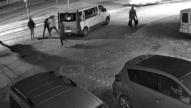 Konya'da sokak ortasında bıçaklı sopalı saldırı, o anlar kamerada
