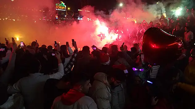 Konya'da sokakta yeni yıl kutlaması

