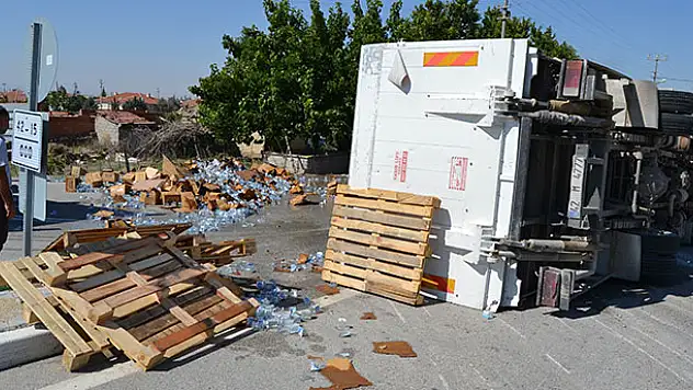 Konya'da su yüklü kamyonet devrildi: 2 yaralı