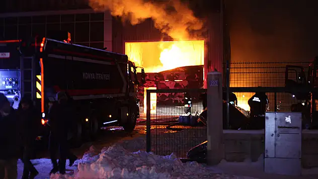 Konya'da sünger fabrikasında yangın çıktı