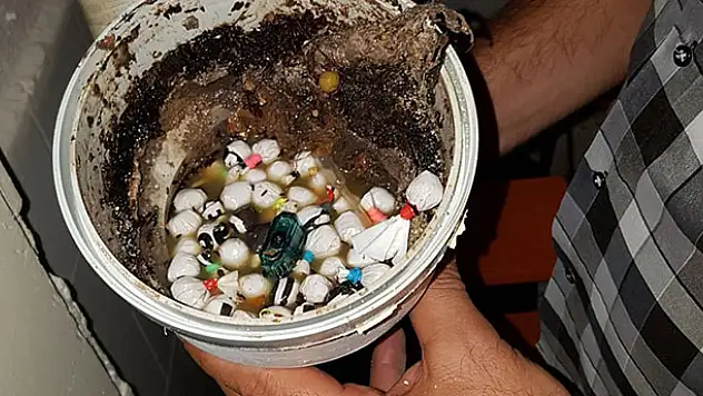 Konya'da şüphelinin tuvalete attığı uyuşturucuyu polis çıkardı