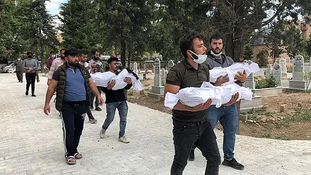 Konya'da Suriyeli ailenin kaldığı evde çıkan yangında ölen 3 çocuğun cenazesi yan yana toprağa verildi

