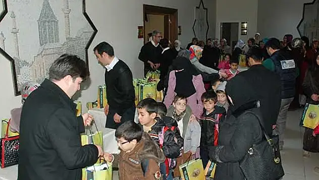 Konya'da Suriyeli çocuklara giyim yardımı