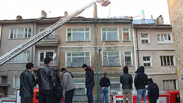 Konya'da Suriyelilerin kaldığı apartmanın çatısında yangın
