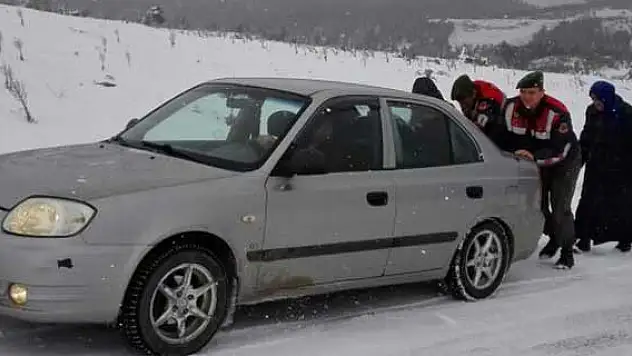 Konya'da sürücülerin yardımına jandarma yetişti