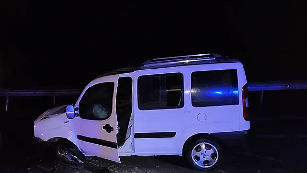 Konya'da sürücünün direksiyon hakimiyetini kaybettiği araç bariyere çarptı