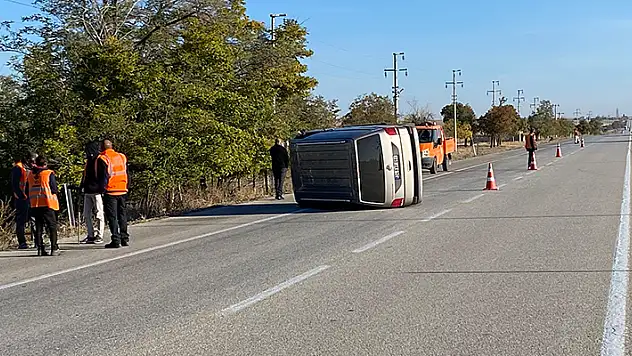 Konya'da sürücüsü uyuyan minibüs devrildi
