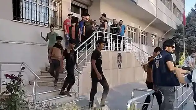 Konya'da sürücüsünün terk edip kaçtığı minibüste 23 Suriyeli kaçak yakalandı

