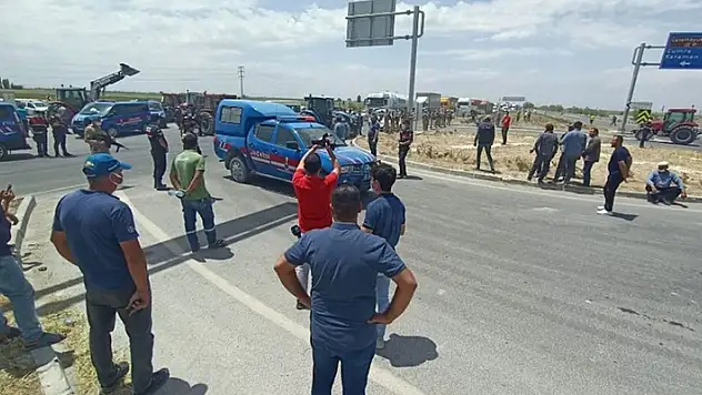 Konya'da susuzluktan ekini tarlada yanan çiftçiler kara yolunu kapattı! Uzun kuyruklar oluştu