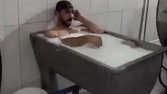 Konya'da süt banyosu yapan kişi beraat etti, cezaevinde kaldığı 6 gün için de tazminat kazandı
