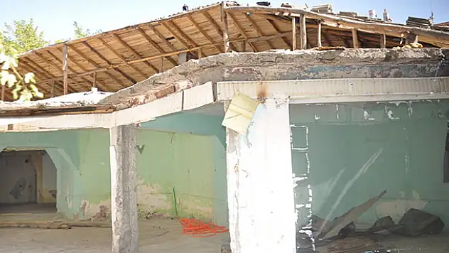 Konya'da tadilat yaptığı iş yerinin çatısından düşen kişi yaralandı