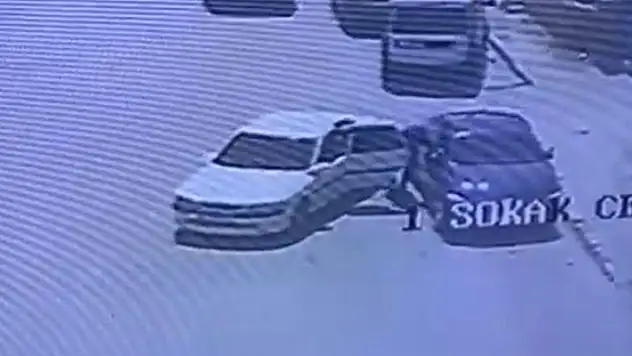 Konya'da takip ettikleri otomobilin camını kırıp 200 bin lirayı çalan şüpheliler aranıyor
