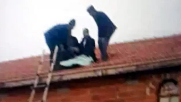 Konya'da takla atan araçtan savrulan sürücü evin çatısına düştü