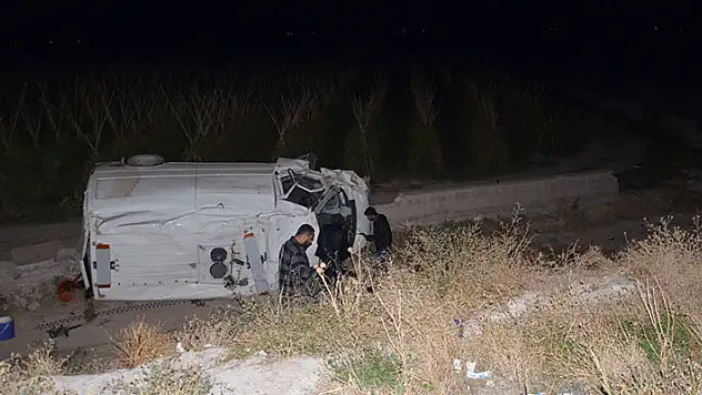 Konya'da takla atan minibüsün sürücüsü yaralandı