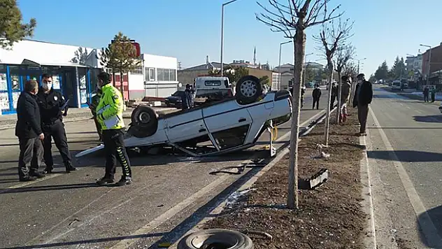Konya'da takla atan otomobilden hafif sıyrıklarla kurtuldular