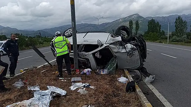 Konya'da takla atarak hurdaya dönen otomobilden aynı aileden 5 kişi yaralandı