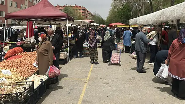 Konya'da tam kapanma öncesi semt pazarlarında yoğunluk