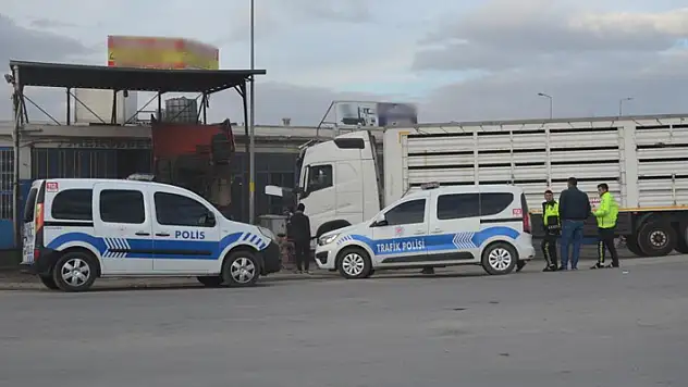 Konya'da tamir ettiği tır kabininin altında kalan usta hayatını kaybetti 
