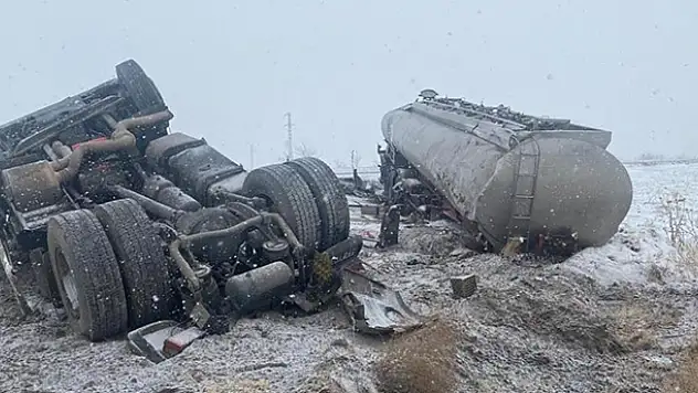 Konya'da tanker devrildi, sürücü yaralandı