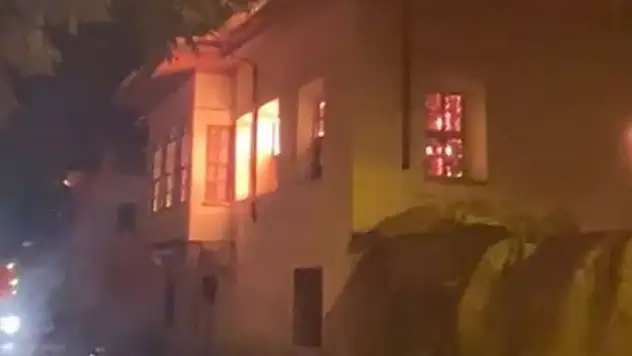Konya'da tarihi bina alev alev yandı
