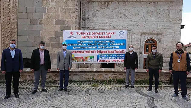 Konya'da tarihi camideki 'hayır çarşısı' ihtiyaç sahiplerine yardım ulaştırıyor