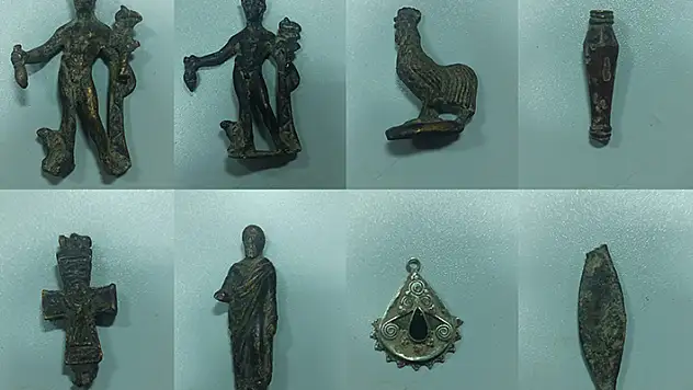 Konya'da tarihi eser kaçakçılığı şüphelisi satmaya çalıştığı eserlerle birlikte yakalandı
