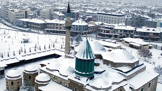 Konya'da tarihi mekanlar beyaza büründü