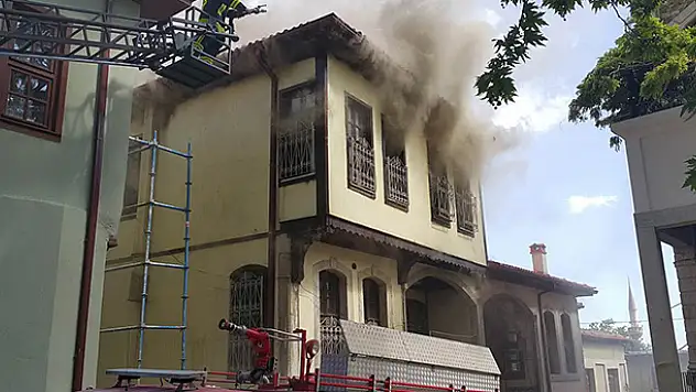 Konya'da tarihi sokakta ev yangını korkuttu