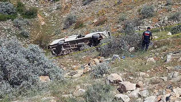 Konya'da tarım işçilerini taşıyan midibüsün devrildiği kazada ölenlerin sayısı 3'e yükseldi
