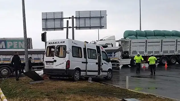 Konya'da tarım işçilerini taşıyan minibüs ile tır çarpıştı: 8 yaralı