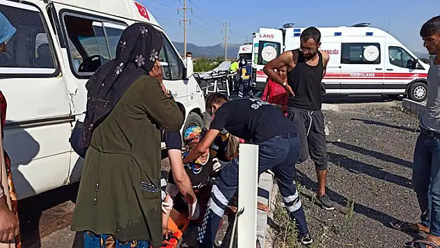 Konya'da tarım işçilerini taşıyan minibüsle otomobil çarpıştı: 6 yaralı
