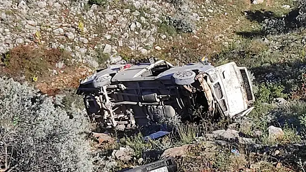 Konya'da tarım işçilerini taşıyan minibüs devrildi: 2 ölü, 17 yaralı 


