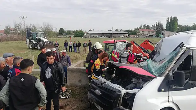 Konya'da tarım işçisi ailenin minibüsü devrildi: 1 ölü, 3'ü çocuk 8 yaralı

