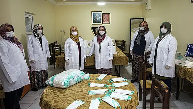 Konya'da tarım işletmesi çalışanlarının eşleri maske üretiyor