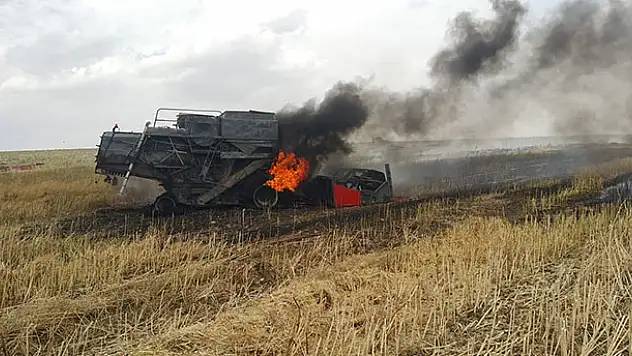 Konya'da tarlada çalışan biçerdöver alev alev yandı