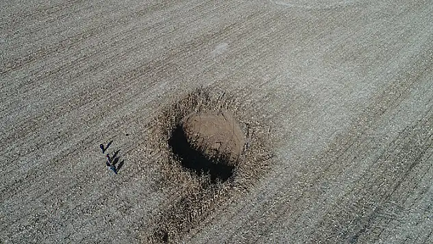 Konya'da tarlada obruk oluştu! 20 metre çapında, 12 metre derinliğinde 