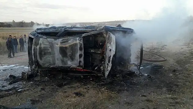 Konya'da Tarlaya devrilen otomobil alev aldı