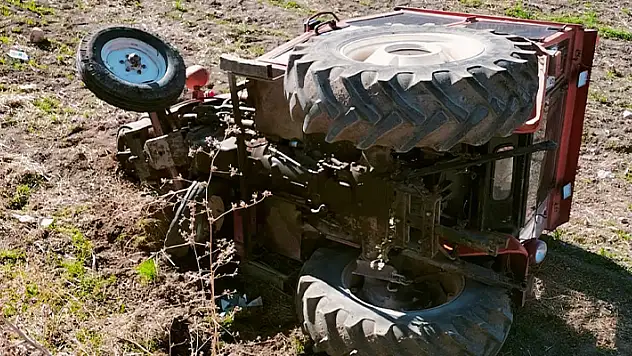 Konya'da tarlaya devrilen otomobil ve traktördeki 1 kişi öldü, 8 kişi yaralandı
