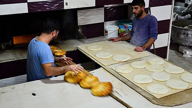 Konya'da taş fırın ekmeği ustalarının zorlu gece mesaisi