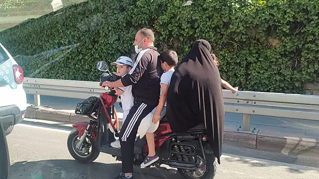 Konya'da tehlikeli yolculuk! Elektrikli bisiklete 5 kişi bindiler