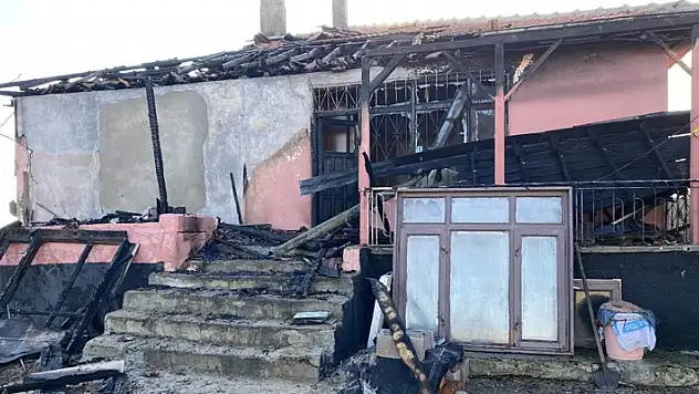 Konya'da tek katlı müstakil ev yangında kullanılamaz hale geldi
