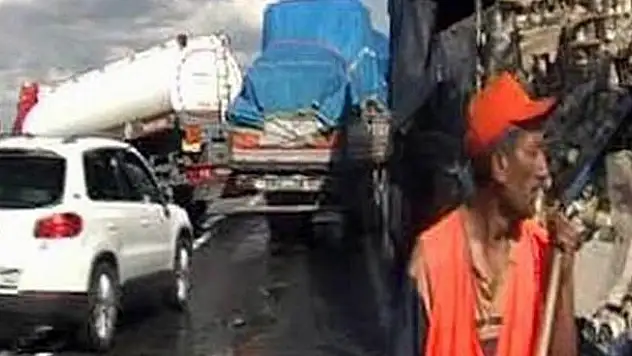 Konya'da tekeri patlayan tır'a tanker çarptı : 2 yaralı