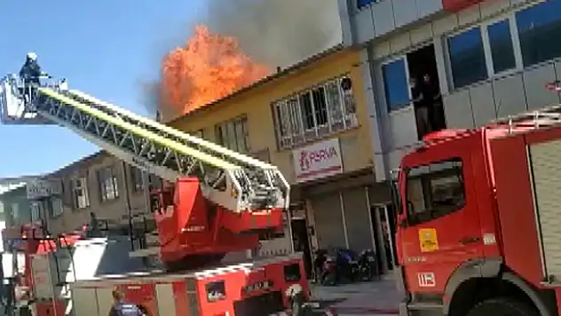 Konya'da tekstil atölyesinin çatısında yangın