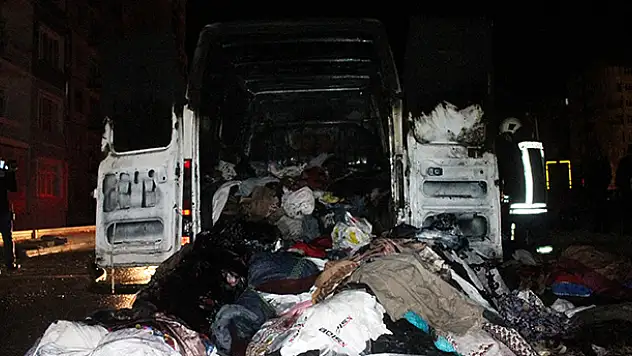Konya'da tekstil malzemeleriyle dolu minibüs yandı