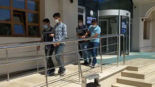 Konya'da telefonla aradıkları kadını 341 bin lira dolandırmaya çalışan sanıklara 4'er yıl hapis cezası verildi
