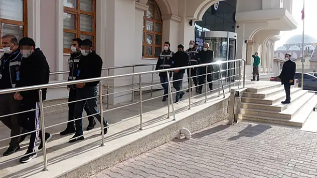 Konya'da telefonla FETÖ bahanesiyle dolandırıcılık yaptıkları iddiasıyla 5 zanlı yakalandı