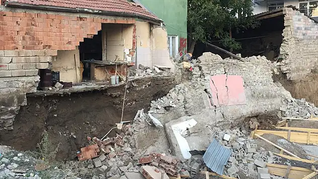 Konya'da temel kazılan yerin yanındaki duvar çöktü, bakkaldakiler ucuz kurtuldu
