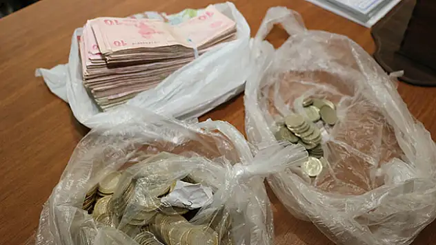 Konya'da temizlik görevlilerinin yolda bulduğu para sahibine teslim edildi