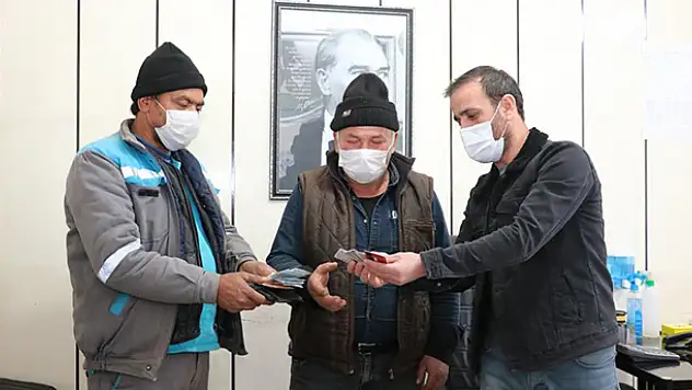 Konya'da temizlik görevlisi bank altında bulduğu para dolu cüzdanı sahibine teslim etti
